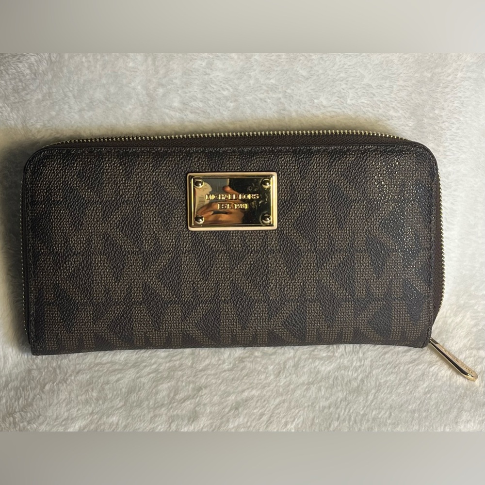 Michael Kors signature jet set travel wallet
